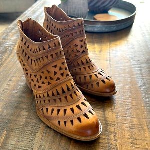 NWOT Sofft Booties